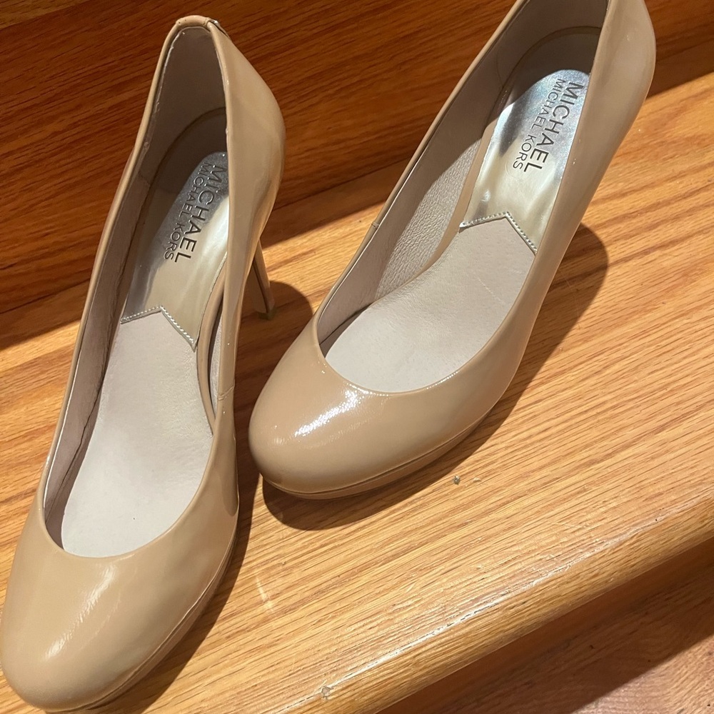 Nude Michael Kors pump